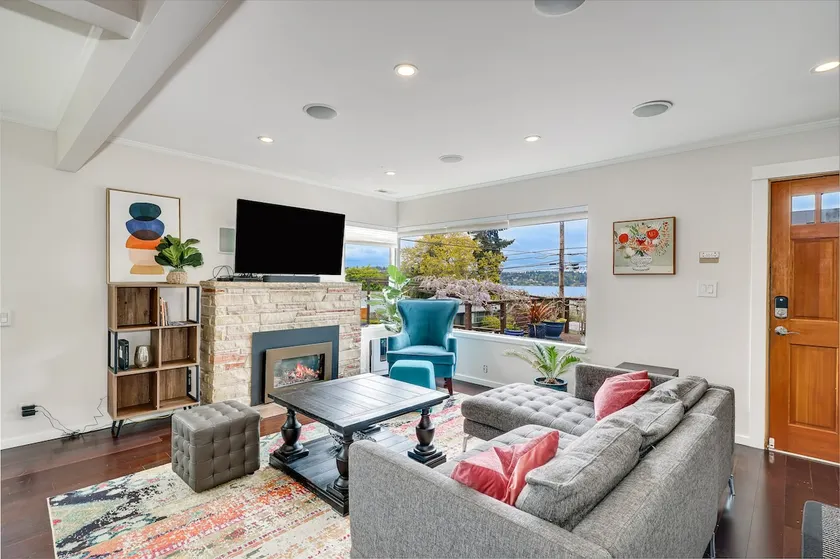 4 bd w/ Lake View and Chef's Kitchen - Image 1