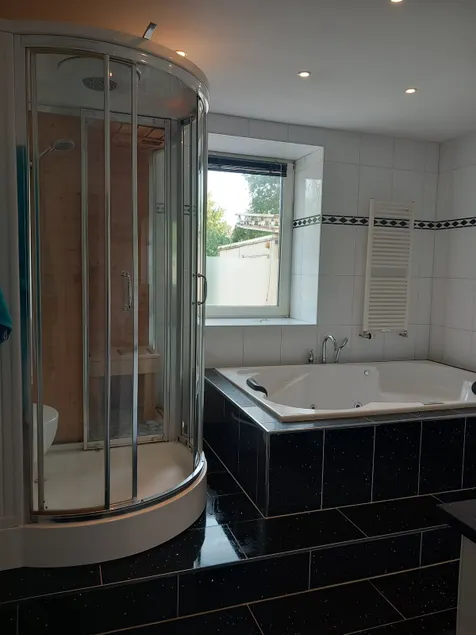 Airport near 2-bedroom: hot tub & 3 beds - Image 1