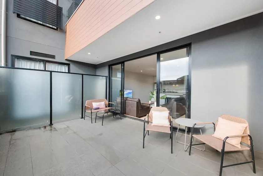 85sqm, safe, quiet, and comfortable, 2 bedrooms, 2 bathrooms, with parking space, big yard, WIFI, 6km, direct tram to CBD, zoo, racecourse - Image 1