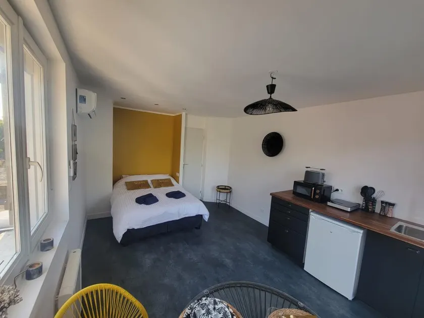 Independent studio with outdoor courtyard - Image 1