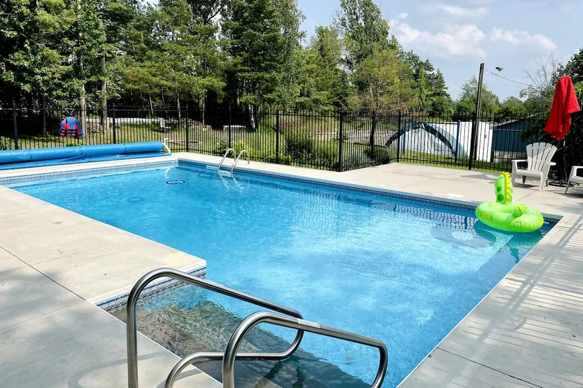 Redwood Haven East: Your Dream Getaway in Uxbridge - Image 1