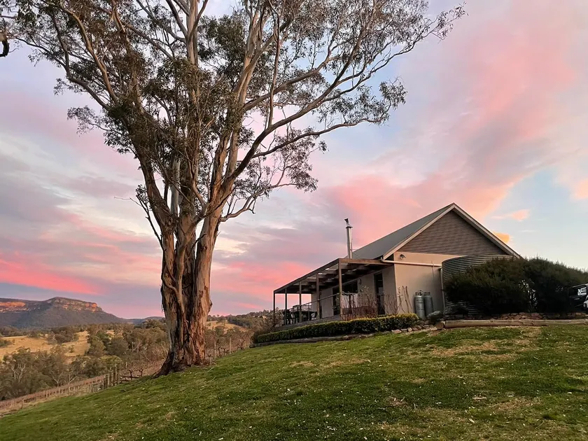 Spectacular vineyard lodge with views! - Image 1
