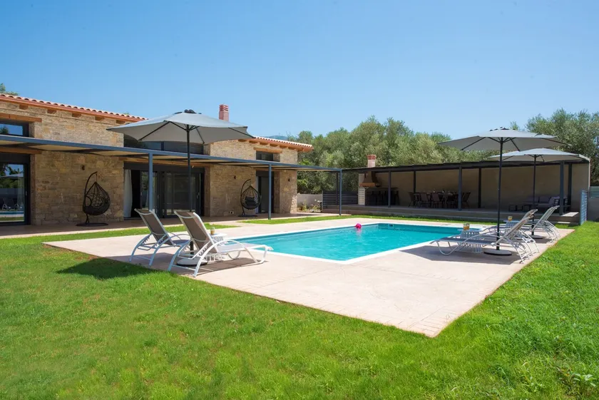 Grand appartement de vacances convivial et familial avec piscine privée, jardin et barbecue - Image 1
