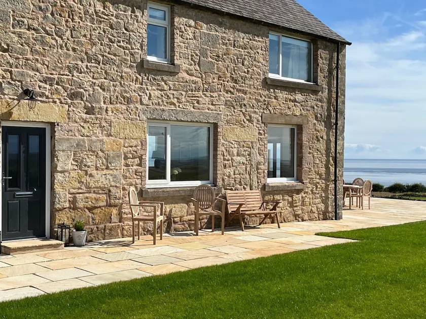 Gregor's Cottage: Best coastal view, luxury inside - Image 1