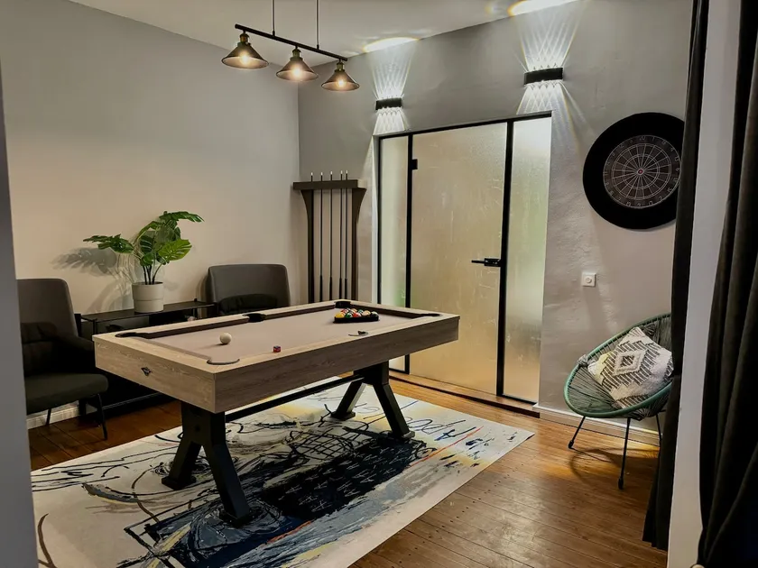 Central I 140m² • 4-Room • 1.5 Bath • Hackescher - Image 1