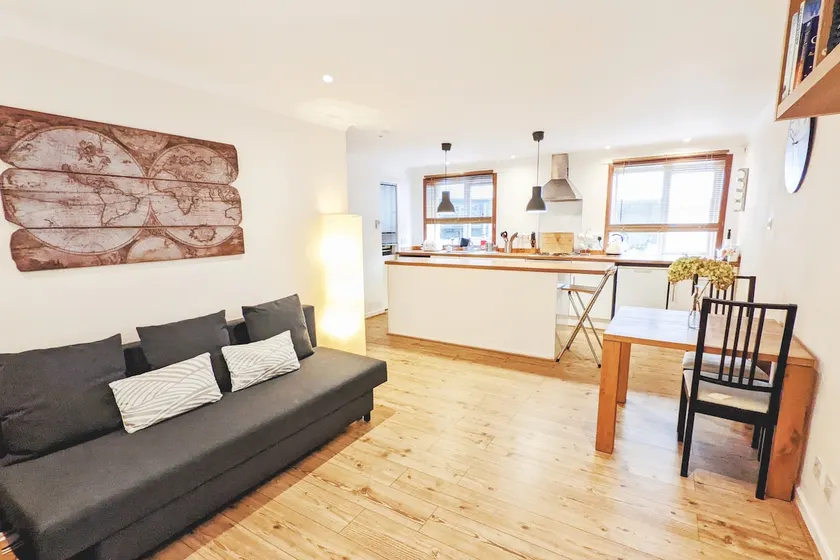 NEWLY REFURBISHED APARTMENT IN TOWN CENTRE - Image 1