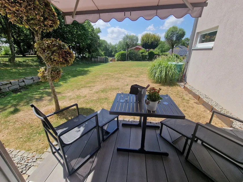 Guest house with terrace and garden - Image 1