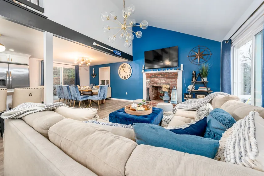 Near Beach|Shopping/Dining|Renovated|King Bed - Image 1