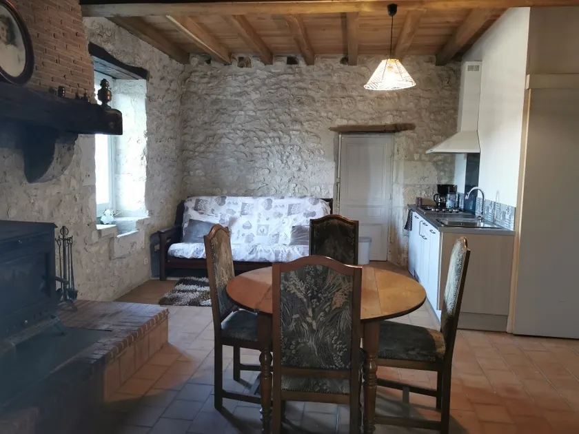 Apartment with private entrance - Image 1
