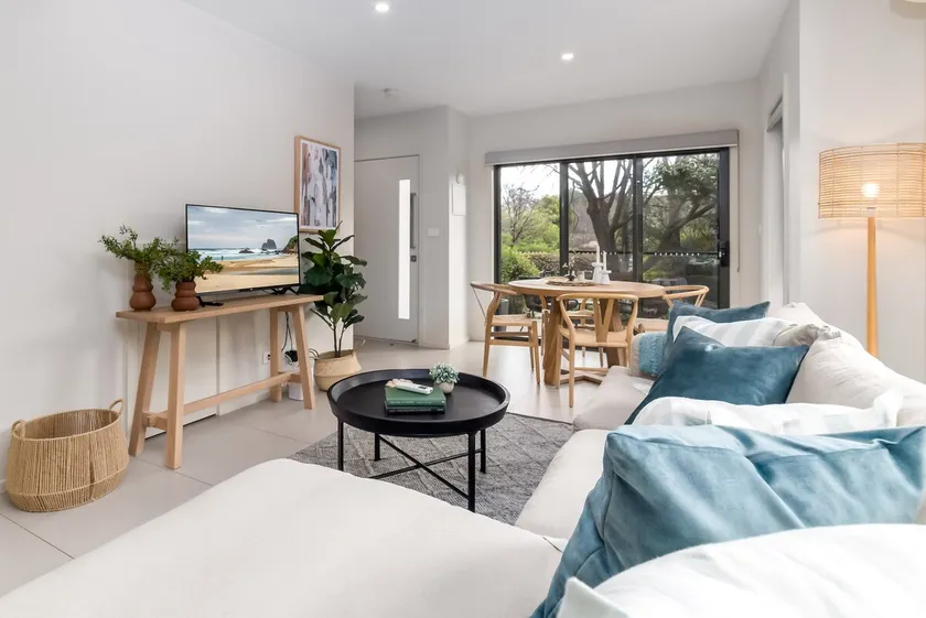 2BR 2bath townhouse in Garran - Image 1
