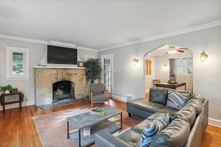 Spacious Cottage in Champaign - Image 1