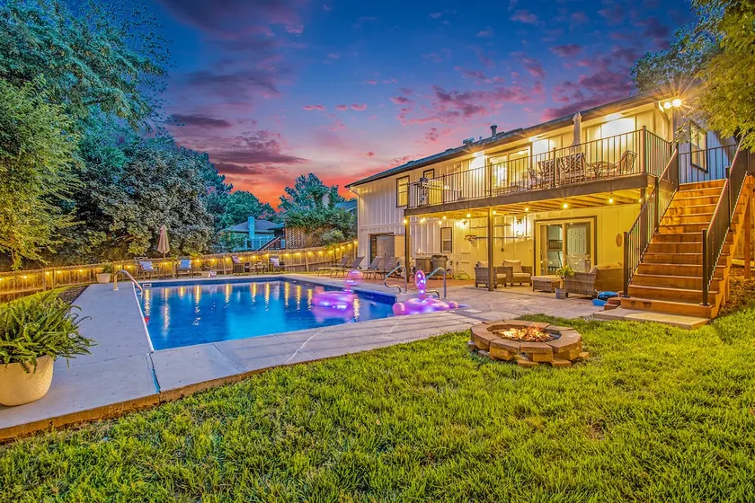 Dream pool house with kids game room - Image 1
