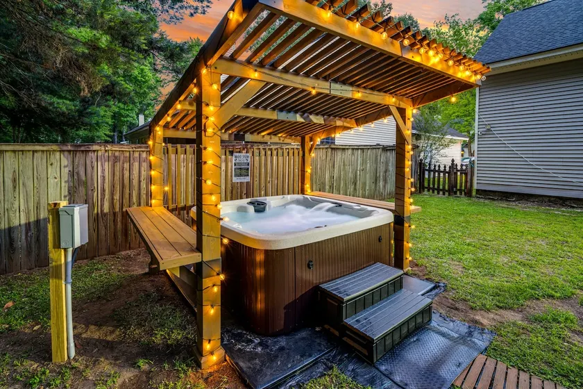 Charleston Retreat, Hot Tub, Game Room, Sleeps Big - Image 1
