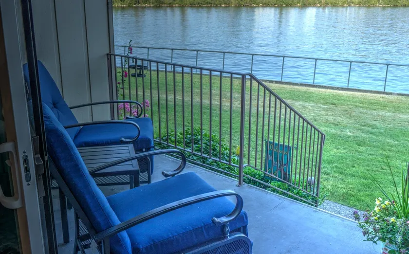 Petite Lakeside Living - Image 1