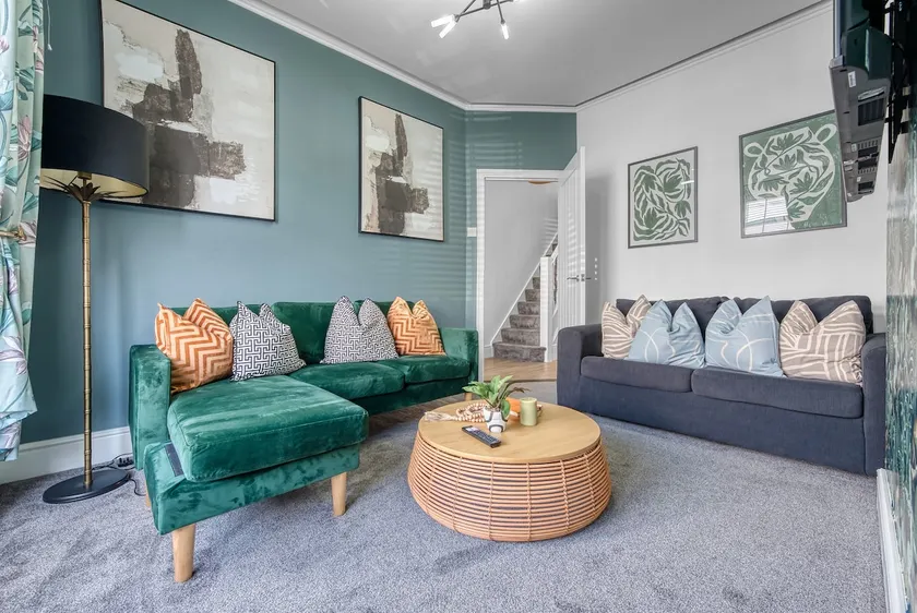 3BR Chic House withParking Sleeps 8, Big Groups! - Image 1