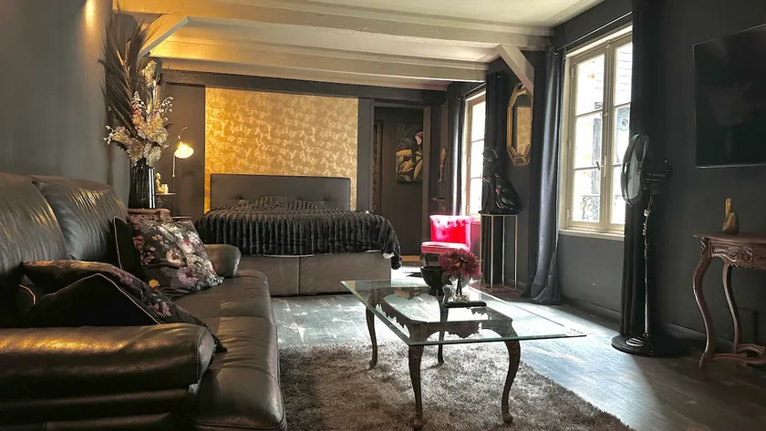 The Black Room / Honfleur Center - Image 1