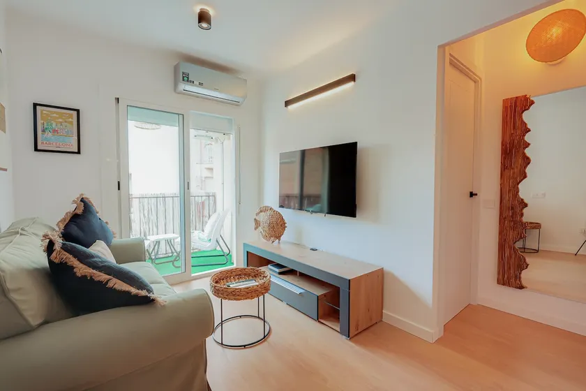 Beautiful, fully renovated luxury apartment. 15 minutes from downtown - Image 1
