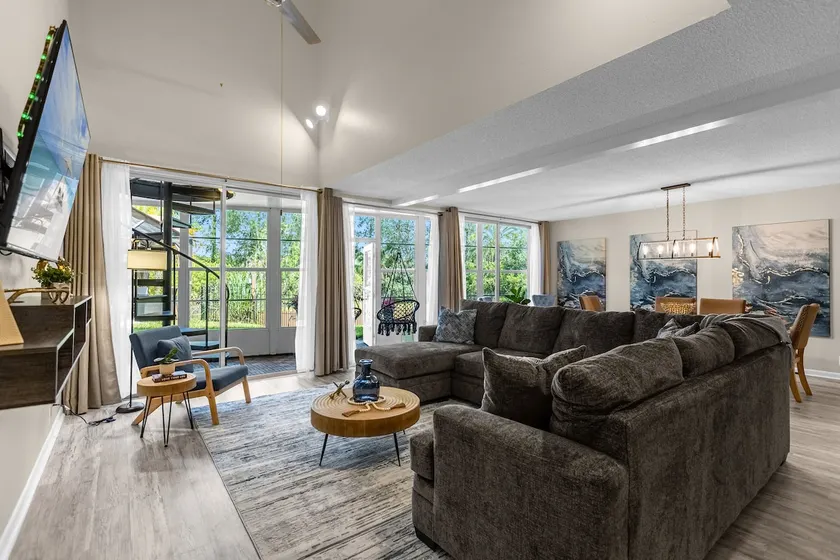 Unique Glass House/ 7 Min Legoland/ Sleeps 7 - Image 1