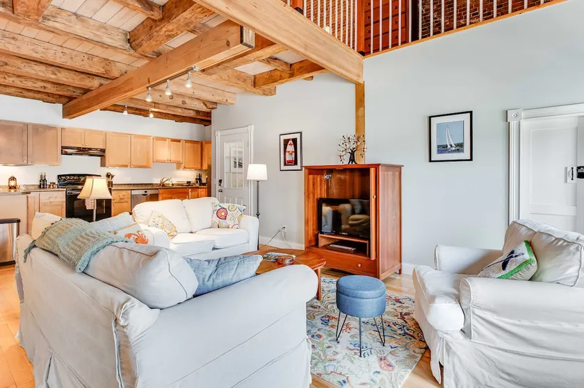 Mariner's Loft on Main St - Right Downtown! - Image 1
