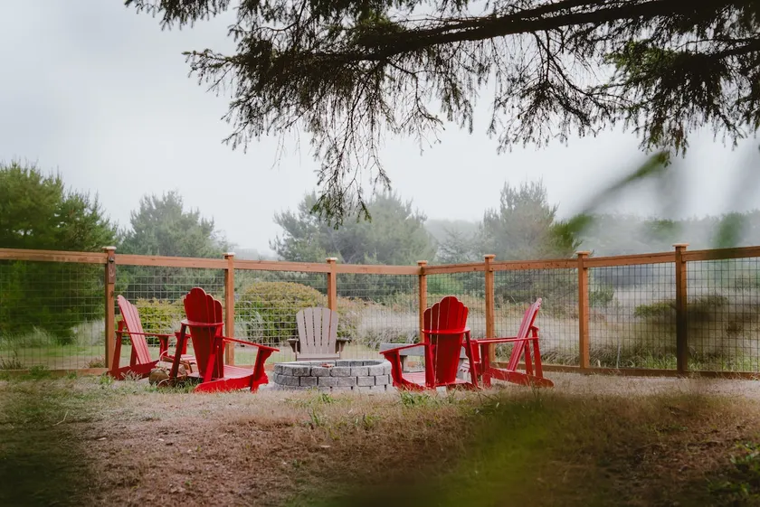 Fully fenced yard, secluded beach, dog friendly - Image 1