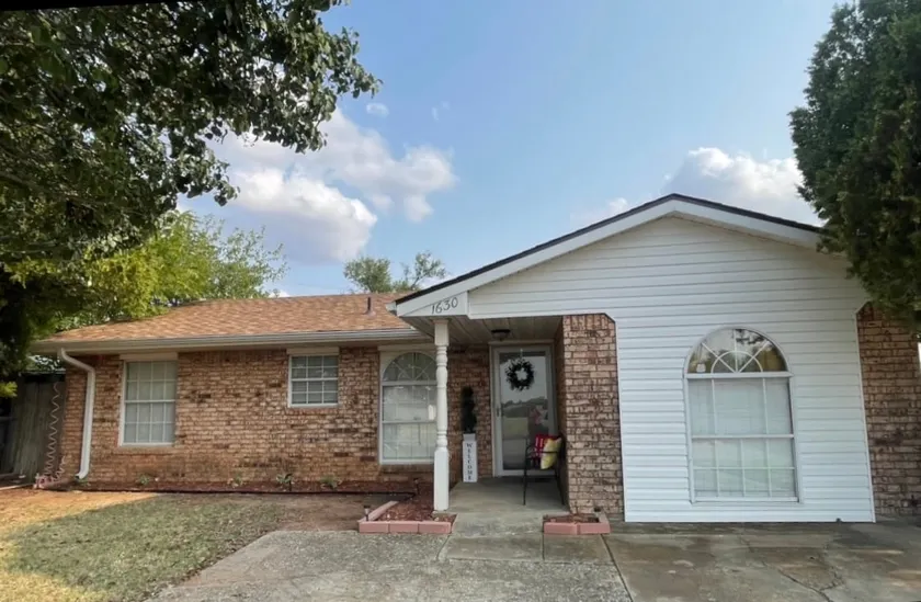 Lawton/Ft. Sill home near airport - Image 1