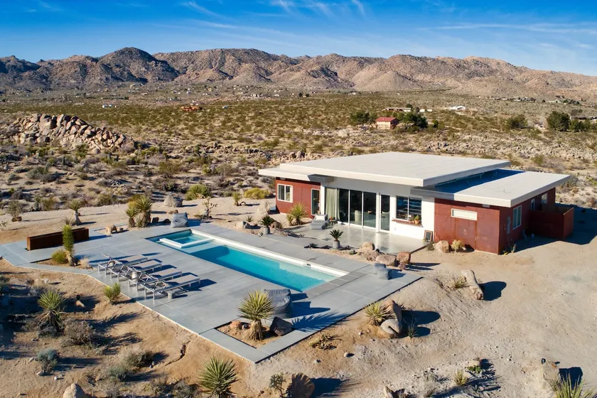 Arkitektonisk villa med pool på privat ejendom i Joshua Tree - Image 1