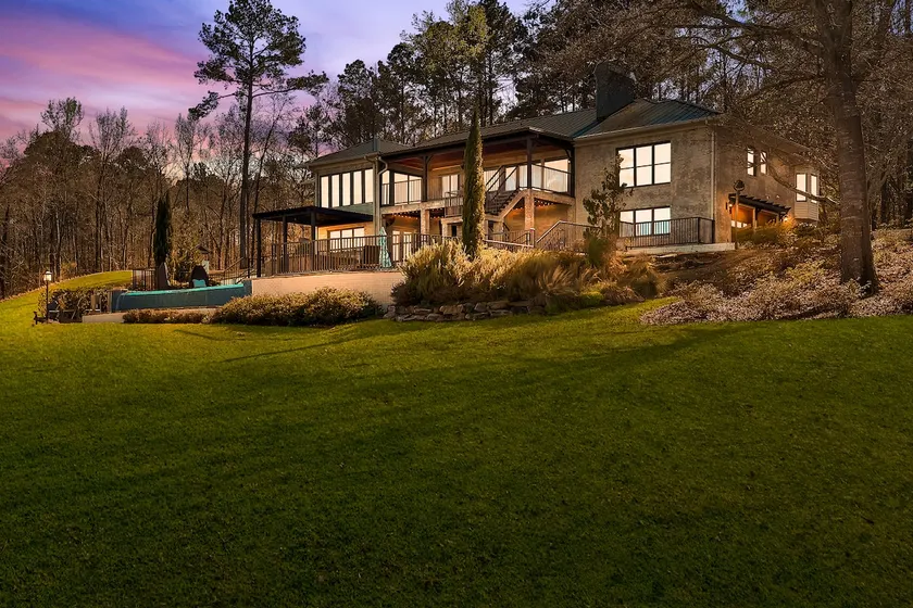 Lakefront Oasis - Image 1