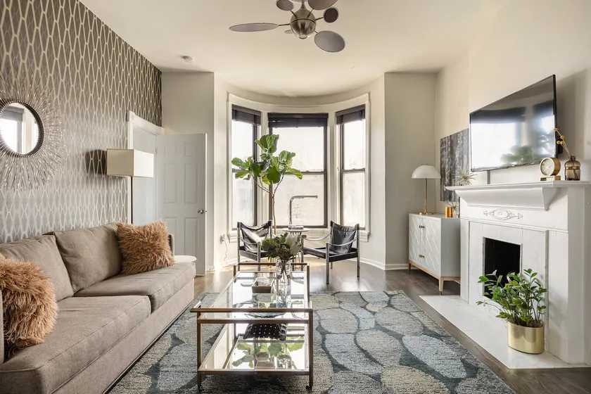Bright, Modern Apartment in a Vintage Greystone - Image 1