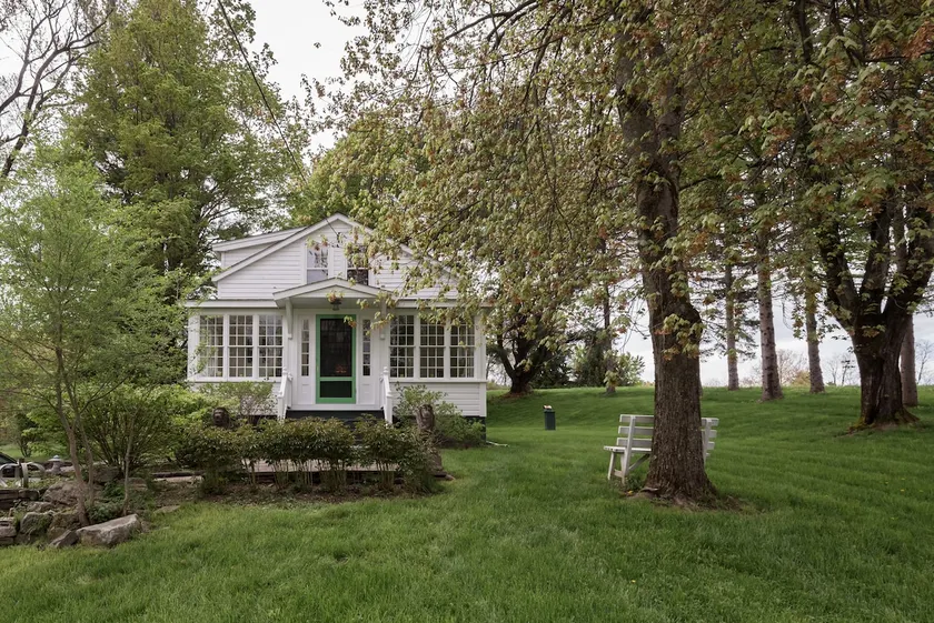 Stylish Hawthorne Valley Farmhouse Retreat - Image 1
