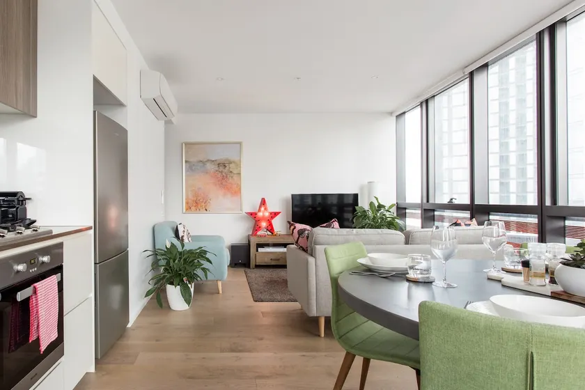 Modern Magic on the Yarra with Resort Amenities - Image 1