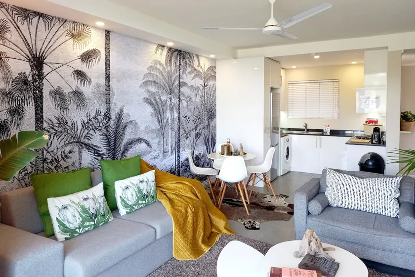 Walk to Bars and Beaches Luxury Apartment With a Harbor View - Image 1