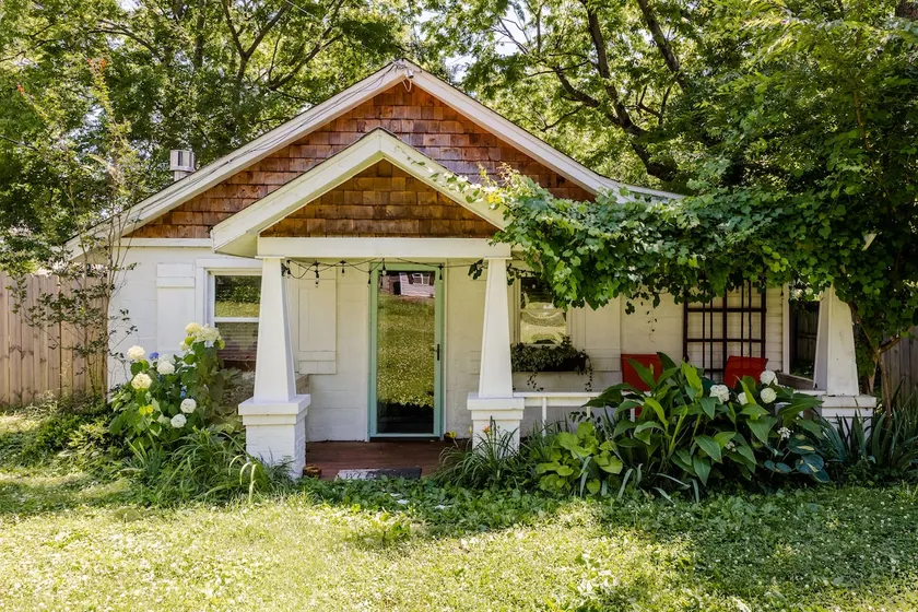 Artsy Cottage—King bed, Pet-friendly, Fenced yard - Image 1