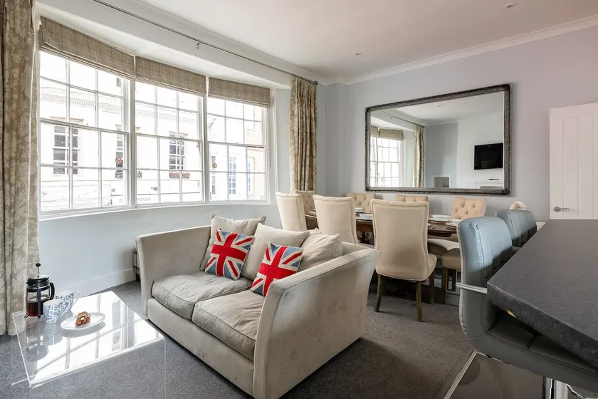 Walk to Windsor Castle from a Charming Period Townhouse - Image 1