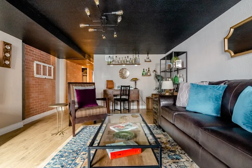 Roaring Twenties Speakeasy Apartment Near City Park - Image 1