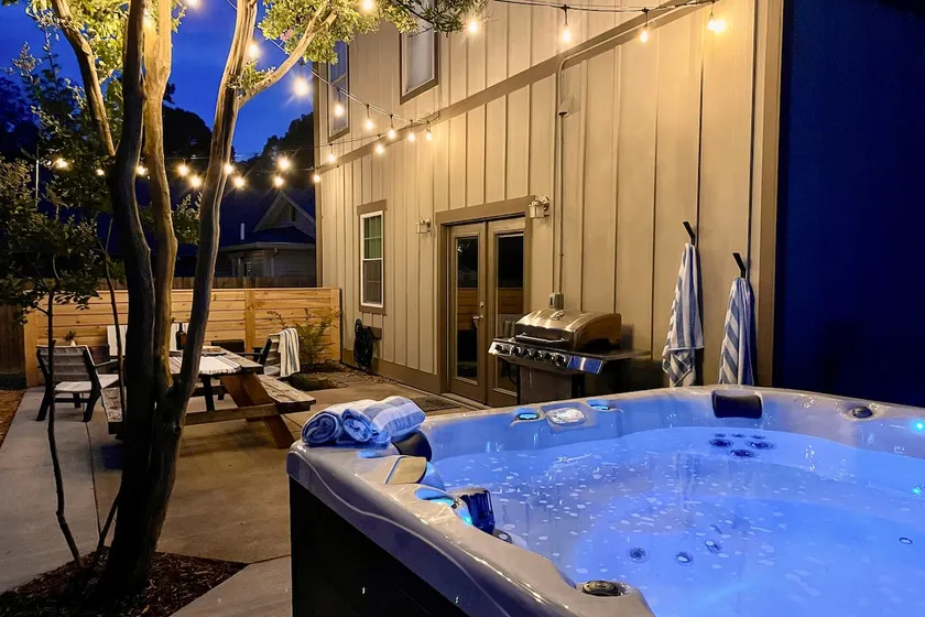 Black Mountain Retreat, Hot Tub & Fire Pit - Image 1