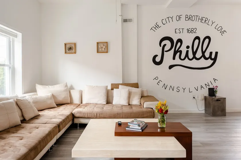 Spacious Mural Apartment with Tall Ceilings and Fresh Vibes - Image 1
