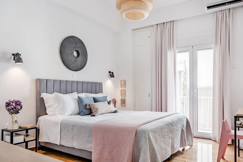 Refined Apartment by the Archaeological Museum - Image 1