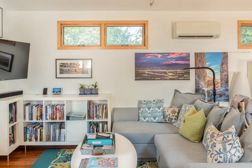 Modern Upper Level Apartment Minutes from Downtown - Image 1