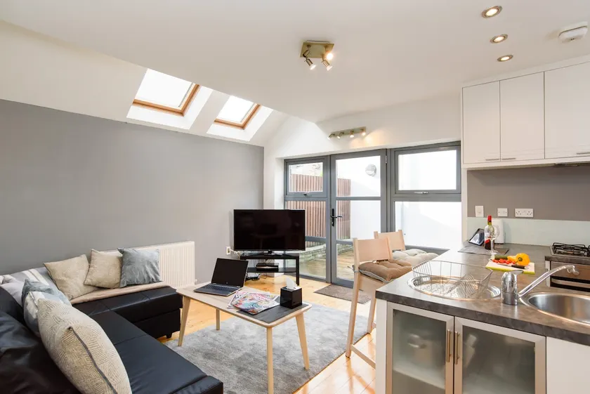Cloudstream Joy - Relax in the City | 2 Bed Duplex House w/Hot Tub - Image 1