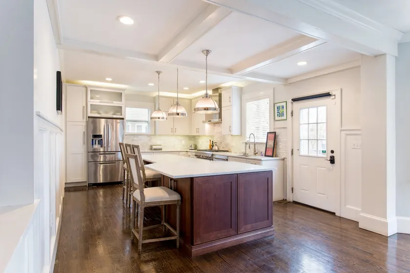 Queen Anne Victorian in Excellent Location - Image 1