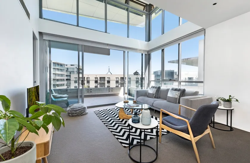 Penthouse Apartment in 5 Star Realm Precinct - Image 1