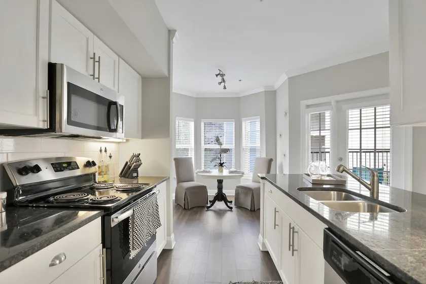 Chic Apt | 15 mins to Airport | City Skyline View - Image 1