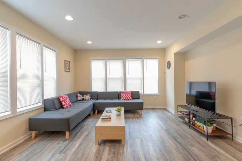 Urban Chic 4BR Perfect for Families-w/Parking! - Image 1