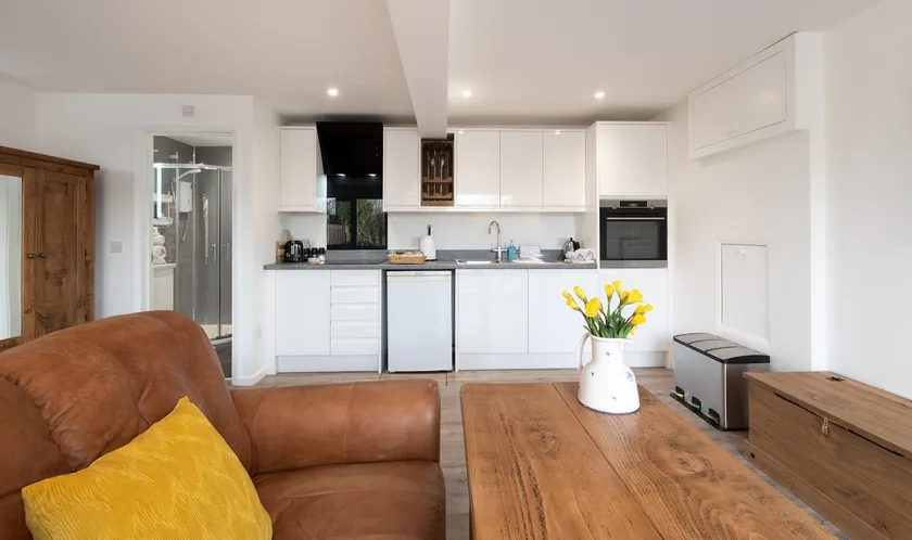 Posh self contained studio apartment with parking. - Image 1