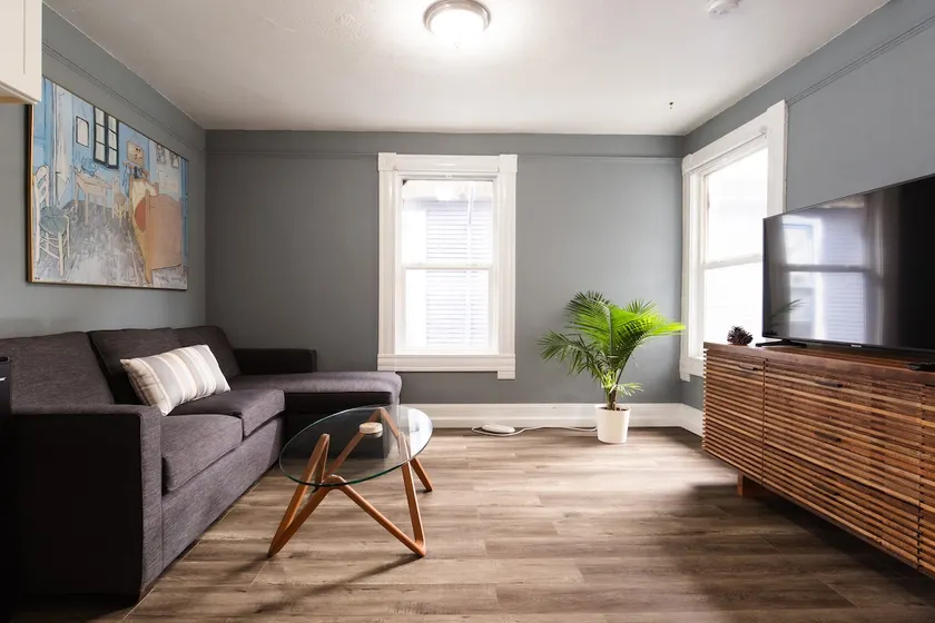 Charming 2 Bedroom Apartment - Image 1