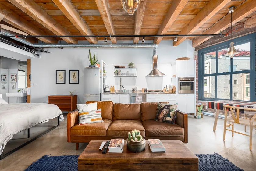 Live like a local in historic Gastown! - Image 1