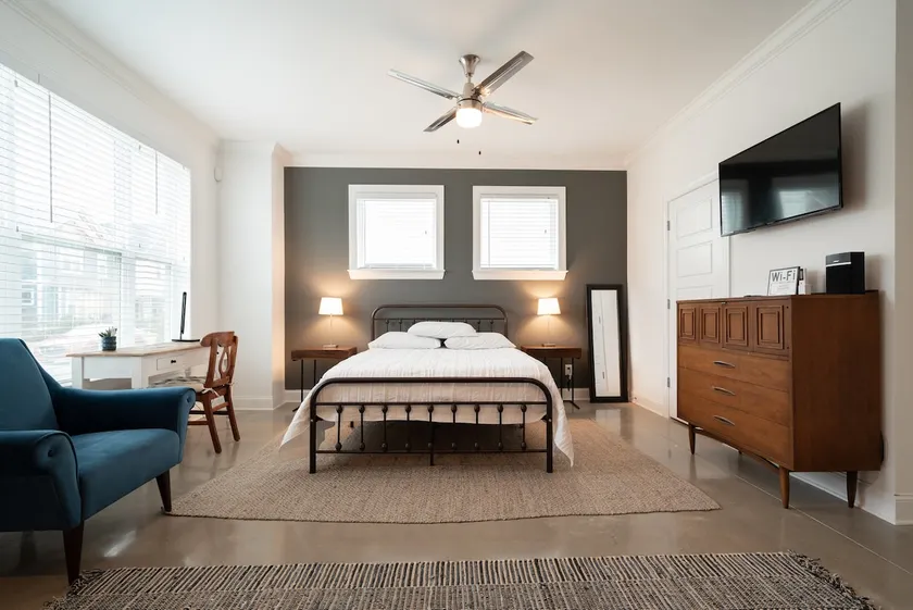 Scenic Southside Condo, Downtown walkable - Image 1