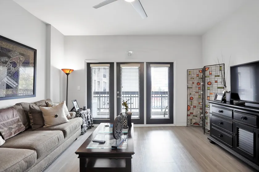 Lux Apt ✨ w/ City Skyline View - Image 1