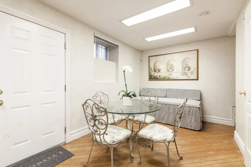 Luxurious oasis in upscale crown heights - Image 1