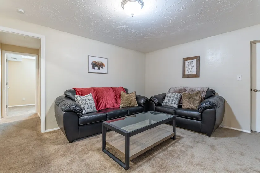 COZY BASEMENT APARTMENT - PRIVATE ENTRANCE - NEAR PARK - Image 1